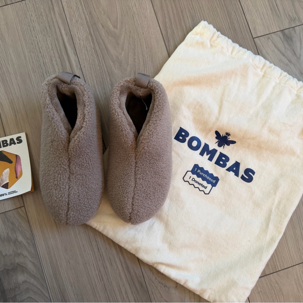 Bombas Cozy Brown Beige Fleece Slippers
NEW with dust bag